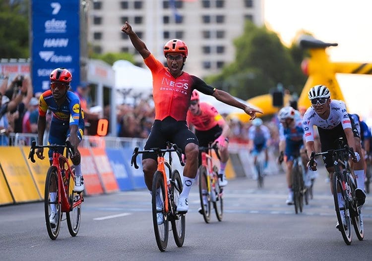 In the exhilarating Men's Down Under Classic held on Saturday night, Ineos Grenadiers' Jhonatan Narvaez clinched a spectacular victory, covering a distance of 1.35km in a thrilling 60-minute race plus one lap.