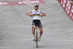 Video: Watch the Pro Men’s and Women’s 2024 Strade Bianche