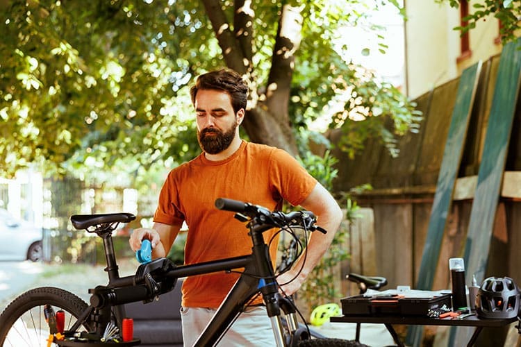 Southern California, with its sun-drenched coastlines and iconic hills, has seen a surge in e-bike popularity. It's not just a fleeting trend—it's a revolution. From casual commuters weaving through busy city streets to weekend adventurers exploring coastal trails, e-bikes have rapidly become a go-to for many residents and tourists alike.