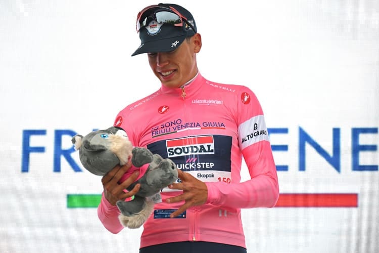 Paul Magnier wins Stage 1 of the 2026 Giro d’Italia and claims the first maglia rosa for Soudal Quick-Step after a fast sprint finish.