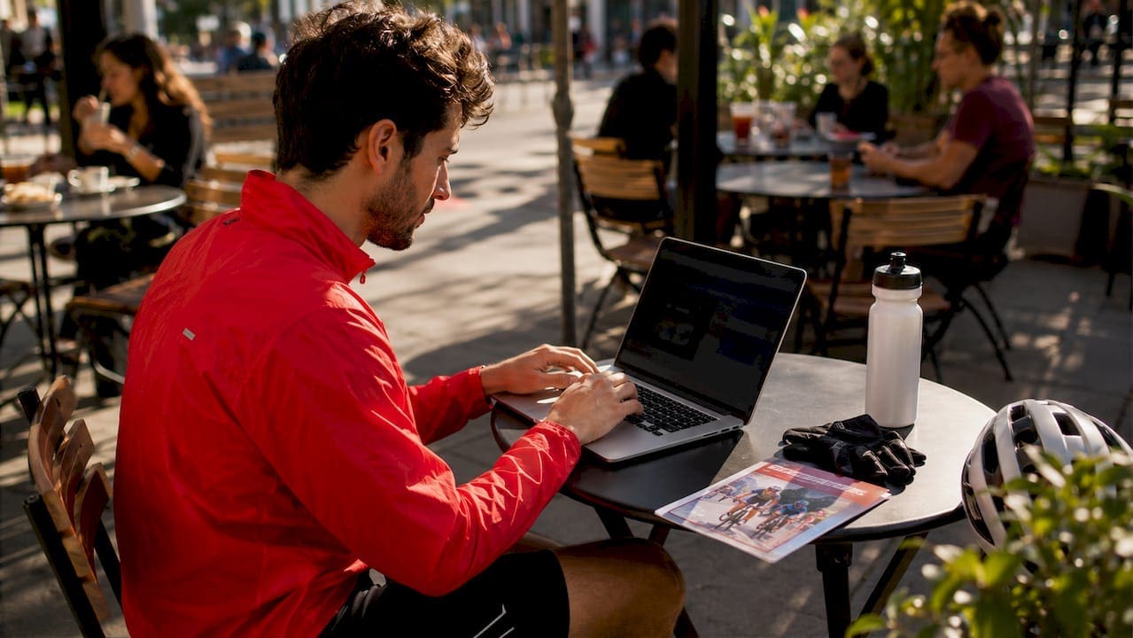 Cyclist registering for SoCal criterium race online
